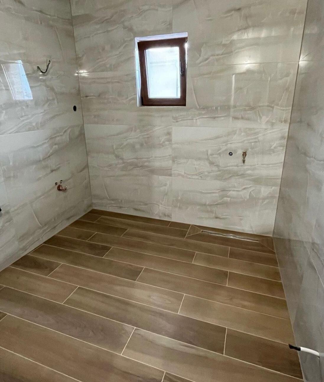 Salle de bain carrelage marbre et imitation bois